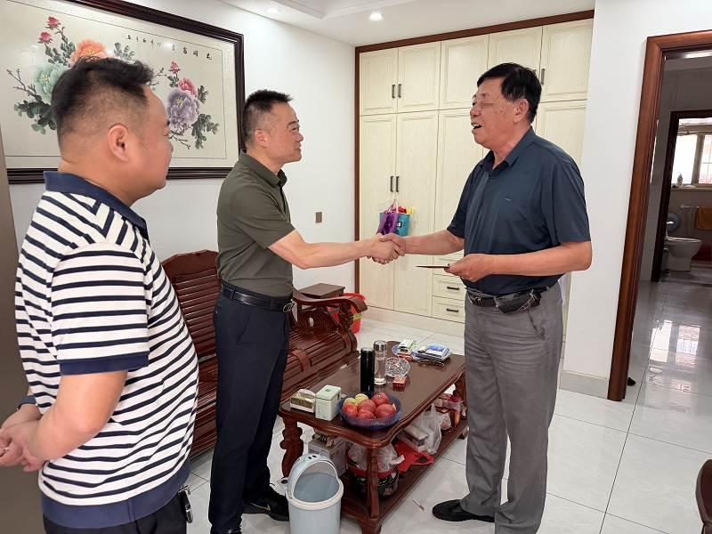 “迎七一”慰问退休党员 组织关怀暖人心